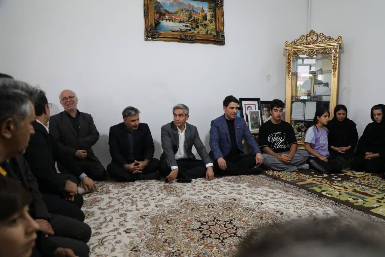 تاکید استاندار کردستان بر پیگیری فوری مطالبات خانواده‌های شهدا در کامیاران