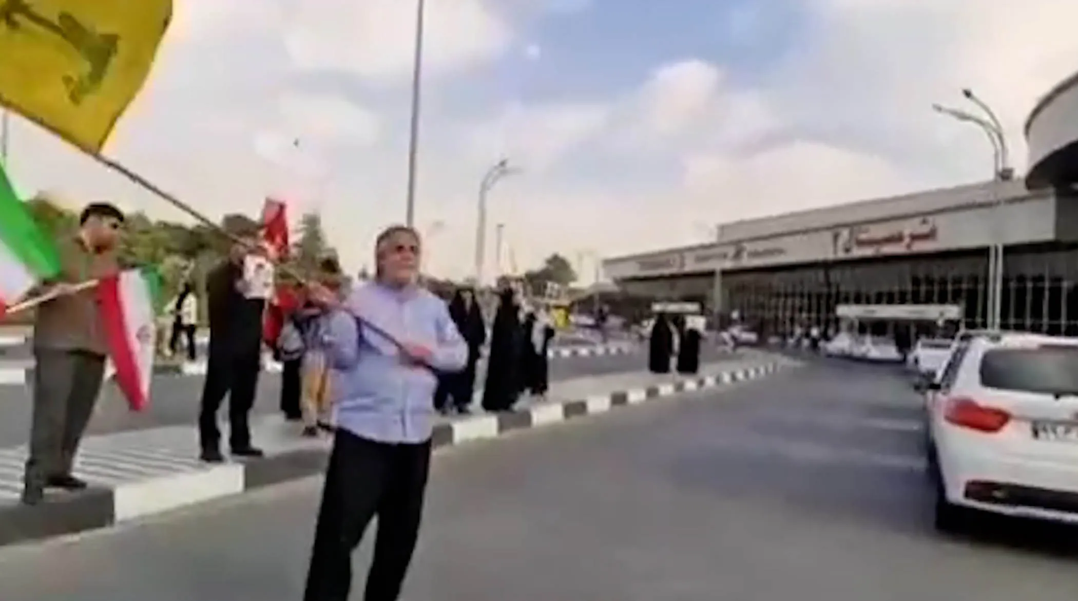 تجمع منتقدان در فرودگاه مهرآباد پس از بازگشت پزشکیان