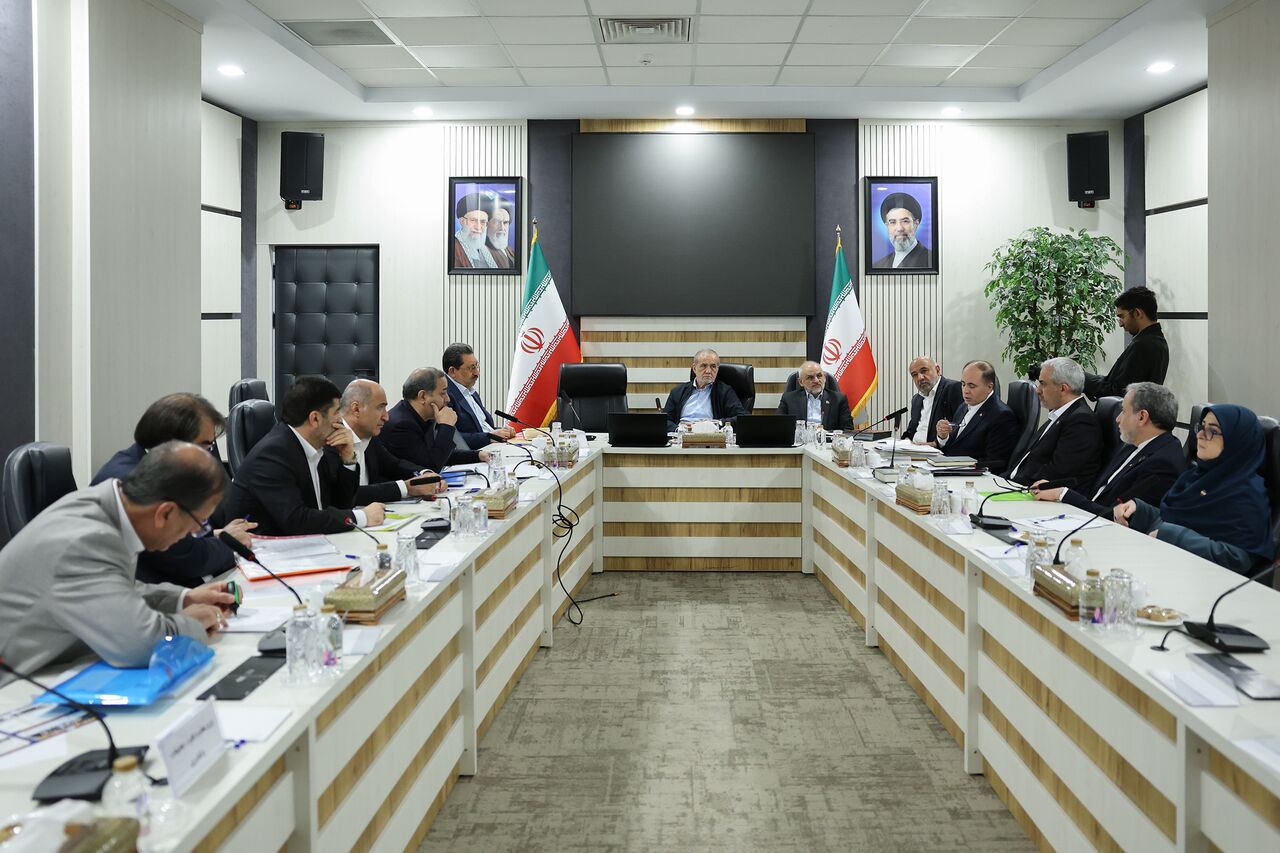 دستور پزشکیان برای رفع فوری موانع گمرکی واردات کالاهای اساسی