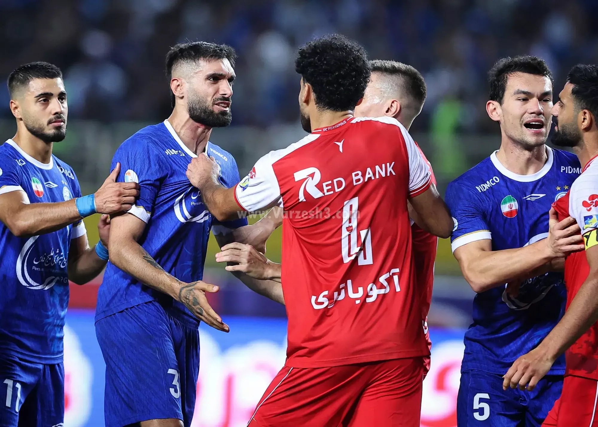 تنش در دربی؛ درگیری مدافعان استقلال و پرسپولیس در لحظات پایانی نیمه اول