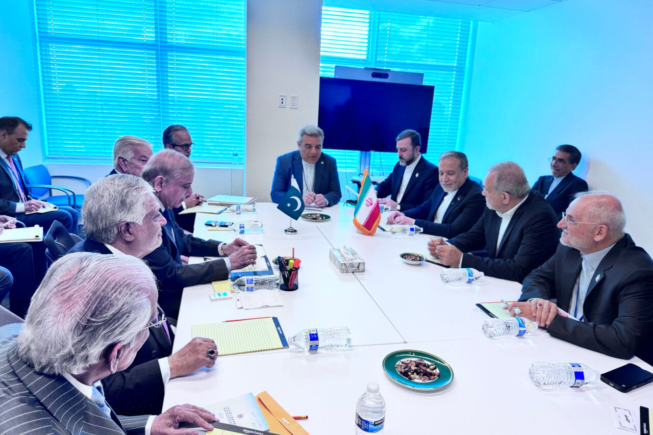 دیدار پزشکیان با شهباز شریف در حاشیه مجمع عمومی سازمان ملل