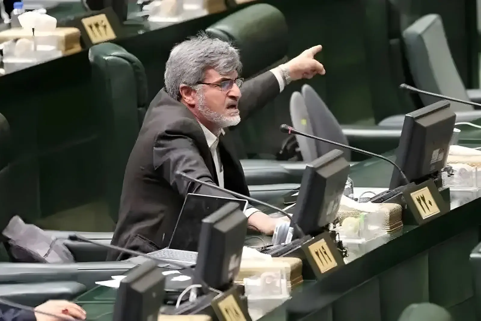 نماینده مجلس: طرح فروش ۱۰ هزار دلار ارز به هر ایرانی جنایت است